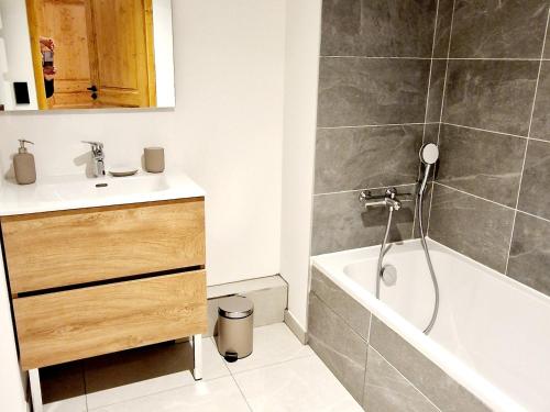 une salle de bain avec une douche, un lavabo et une baignoire dans l'établissement Appartement Neuf 5 pièces à 20m des pistes avec garage double - FR-1-755-37, à Aime La Plagne