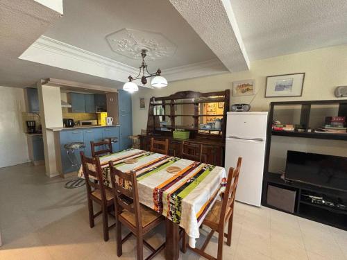 une cuisine et une salle à manger avec une table et des chaises dans l'établissement Appartement T3, ski aux pieds, parking, Les Angles - FR-1-593-124, aux Angles