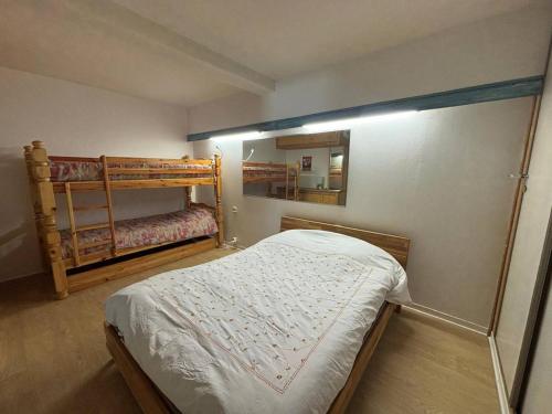 - une chambre avec 2 lits superposés et un miroir dans l'établissement Appartement T3, ski aux pieds, parking, Les Angles - FR-1-593-124, aux Angles