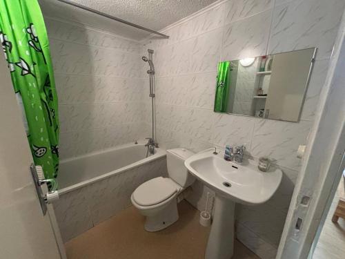 une salle de bain avec des toilettes blanches et un lavabo dans l'établissement Appartement T3, ski aux pieds, parking, Les Angles - FR-1-593-124, aux Angles