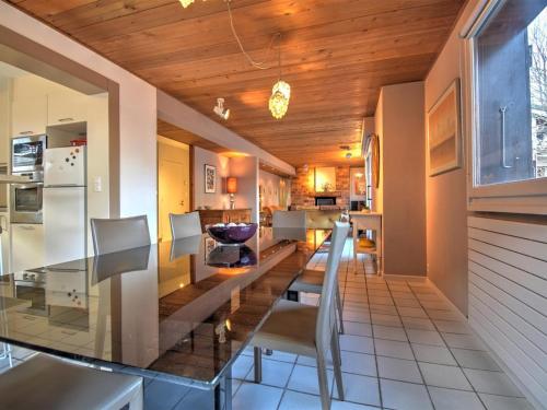 une salle à manger avec une longue table en bois et des chaises dans l'établissement Bel appartement spacieux au cœur de Morzine, 3 chambres en suite, parking, 6 pers. - FR-1-524-133, à Morzine