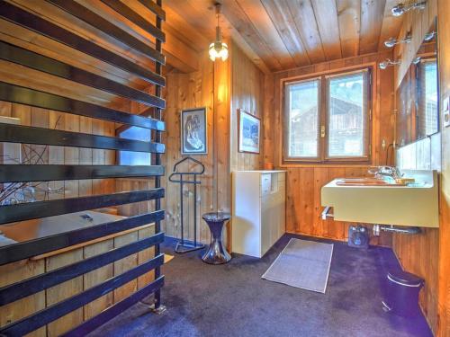 une salle de bain avec un lavabo et un réfrigérateur dans l'établissement Bel appartement spacieux au cœur de Morzine, 3 chambres en suite, parking, 6 pers. - FR-1-524-133, à Morzine