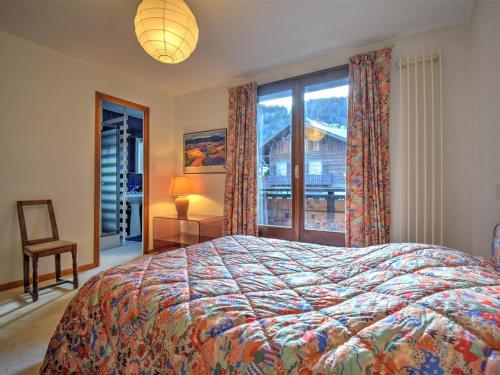 une chambre avec un lit et une grande fenêtre dans l'établissement Bel appartement spacieux au cœur de Morzine, 3 chambres en suite, parking, 6 pers. - FR-1-524-133, à Morzine