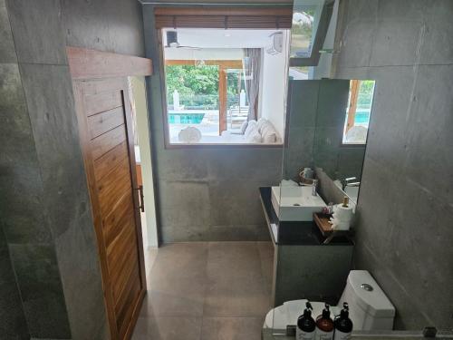 Nhà bếp/bếp nhỏ tại 8 Bedroom Monkey Villa Room 203