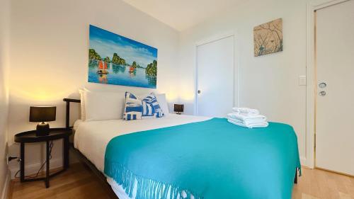 Ένα ή περισσότερα κρεβάτια σε δωμάτιο στο 27 Little Collins 2B2B by GoodLive