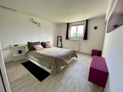 - une chambre avec un lit et une table violette dans l'établissement Appartement calme à Hasparren avec jardin et Wi-Fi, 4 couchages - FR-1-495-144, à Hasparren