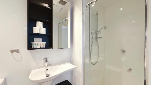 Ένα μπάνιο στο 27 Little Collins 2B2B by GoodLive