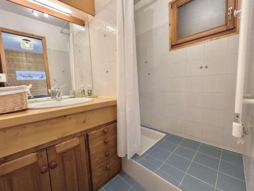 une salle de bain avec un lavabo, une baignoire et une douche dans l'établissement Charmant appartement 3 pièces, jardin, parking et wifi à Demi-Quartier - FR-1-597-187, à Demi-Quartier
