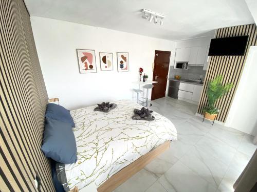 En eller flere senge i et værelse på Sunset sunny balcony & sea views