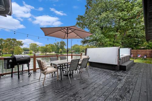 Αίθριο ή υπαίθριος χώρος στο Sunset Point - Spacious 4-bedroom house in Elkhart with WiFi, AC, Swim Spa
