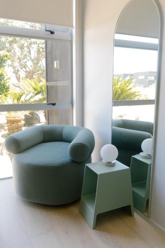 Χώρος καθιστικού στο Charming Omaha beach house