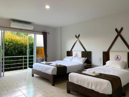 Ένα ή περισσότερα κρεβάτια σε δωμάτιο στο Saensukkho Hotel & Resort