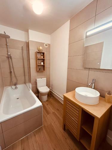 une salle de bain avec une baignoire, un lavabo et des toilettes dans l'établissement Chez Jessica, au coeur de Chartres, à Chartres