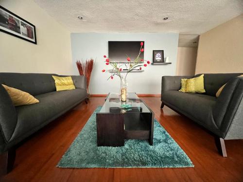 a living room with two couches and a table at Amplio departamento en la Nápoles, cerca del WTC y Estadio Azul in Mexico City