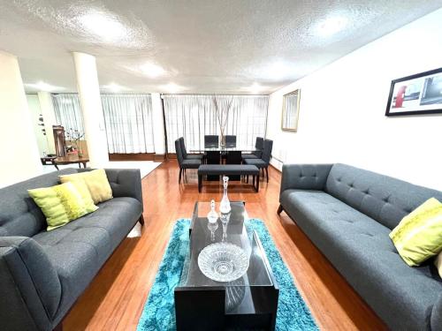 a living room with two couches and a table at Amplio departamento en la Nápoles, cerca del WTC y Estadio Azul in Mexico City