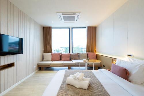 Postel nebo postele na pokoji v ubytování GOOD Nakhonsawan Hotel