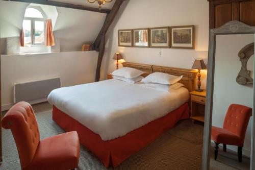 En eller flere senge i et værelse på Logis La Ferme Du Vert