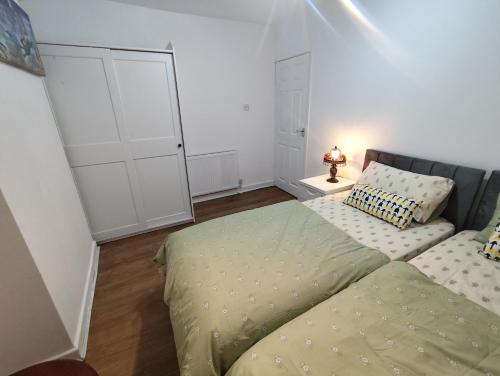 une chambre avec un lit et un canapé dans l'établissement Prime Apartment, Wigan, UK, à Ince-in-Makerfield