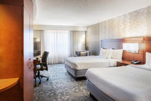 Courtyard by Marriott Dentonにあるベッド