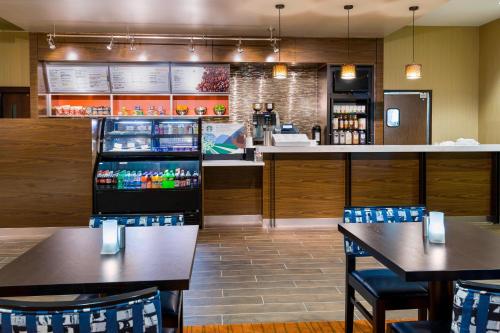 a fast food restaurant with tables and a bar at Courtyard by Marriott Little Rock Downtown in Little Rock