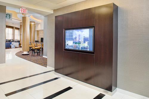 Una televisión o centro de entretenimiento en Courtyard by Marriott Atlantic City Beach Block