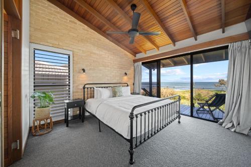 Cama o camas de una habitación en Caloundra Retro Beach House in Front of Ocean
