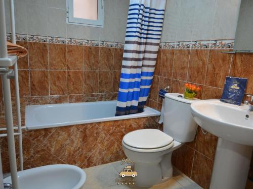 A bathroom at Cozy apartment in downtown area
