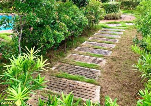 Taman di luar Elegant Family Getaway 2BR Apartment in Puerto Princesa with Balcony - B2 5Moonstone