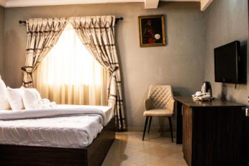 Postel nebo postele na pokoji v ubytování Room in Lodge - Oragon Hotel and Suites