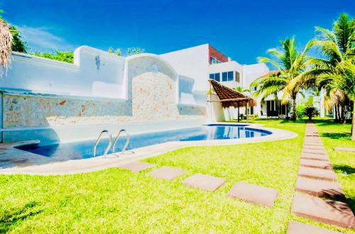 dom z basenem na podwórku w obiekcie Superior Budget Room With Swimming Pool Air Conditioning and Parking w mieście Playa del Carmen