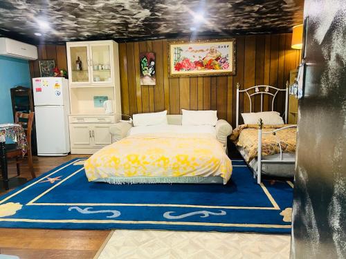a bedroom with a bed and a blue rug at Bird Paradise In Bush setting in Bendigo