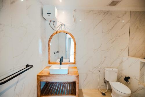 a bathroom with a sink and a toilet at Kubu Dangin Guest House Kerobokan in Seminyak