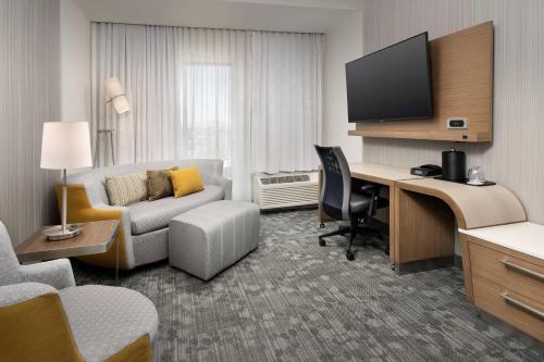 Μια τηλεόραση ή/και κέντρο ψυχαγωγίας στο Courtyard by Marriott Las Cruces at NMSU