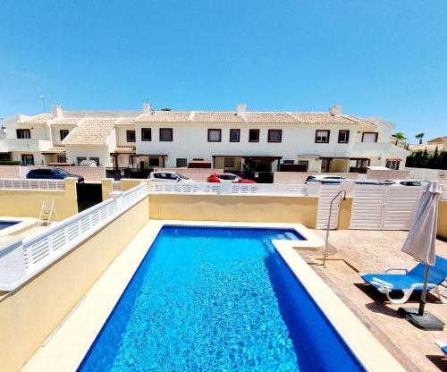 Bazén v ubytovaní Villa with pool for 10 people in Lo Marab, Ciudad Quesada, Rojales, alebo v jeho blízkosti