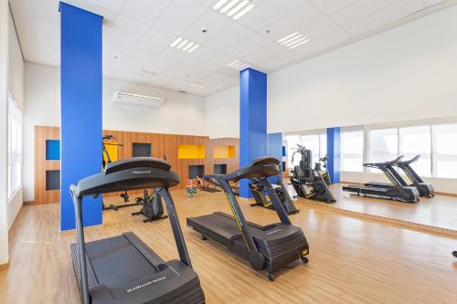 a gym with several treadmills and cardio machines at Tulip Inn Sete Lagoas in Sete Lagoas