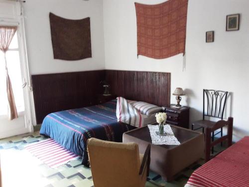 une chambre avec un lit, une table et des chaises dans l'établissement Cozy Double Bedroom in the heart of Tanger, à Tanger