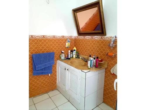 une salle de bain avec un lavabo et un miroir dans l'établissement Cozy Double Bedroom in the heart of Tanger, à Tanger