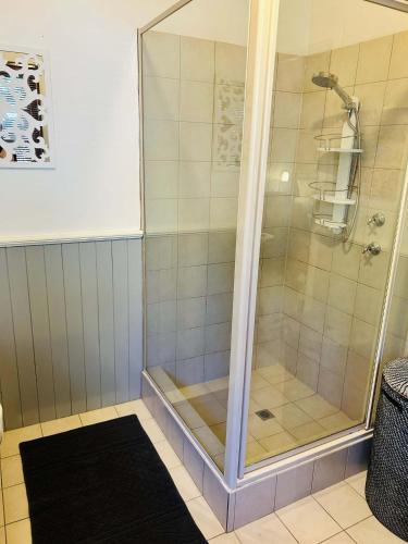 eine Dusche mit einer Glastür in einem Badezimmer in der Unterkunft The Hideaway at Gooseberry Hill in Perth