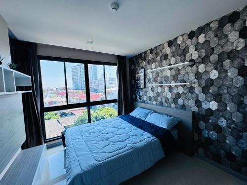 a bedroom with a blue bed and a large window at The private Paradise Two-bedroom condo Only women, shared accommodation in North Pattaya