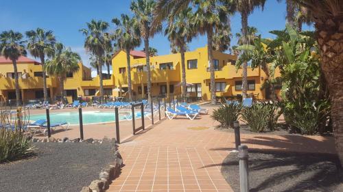 Bazén v ubytovaní Oasis Royal 2 Dormitorios Piscinasfibra Optica alebo v jeho blízkosti