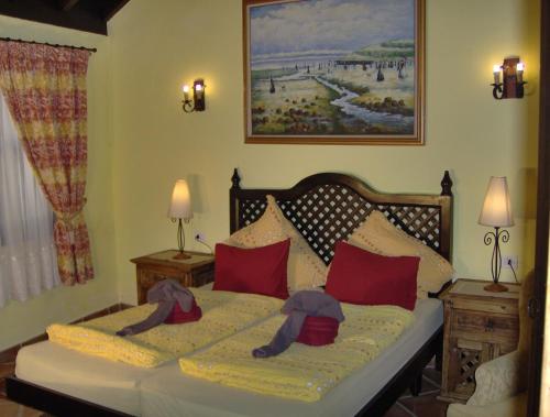 Ένα ή περισσότερα κρεβάτια σε δωμάτιο στο Rustic holiday home with small patio-terrace