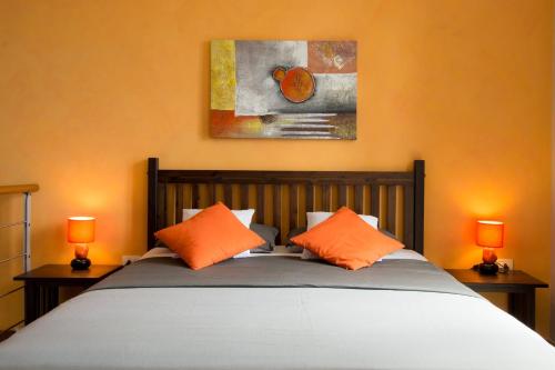 - une chambre avec un lit et deux oreillers orange dans l'établissement Lovely apartment on 2 floors with sea view, à Santa Cruz de la Palma