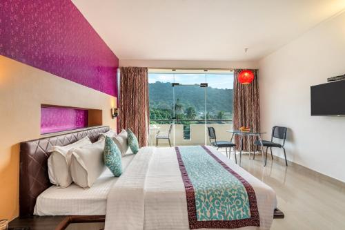 ein Schlafzimmer mit großem Bett und Balkon in der Unterkunft Sterling Yelagiri in Yelagiri