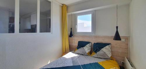 une chambre avec un lit et une fenêtre dans l'établissement Bleu Horizon, à Quiberon