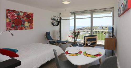 - une chambre avec un lit et une table avec des plaques de cuisson dans l'établissement Studio Vue Mer Evasion Marine, à Quiberon