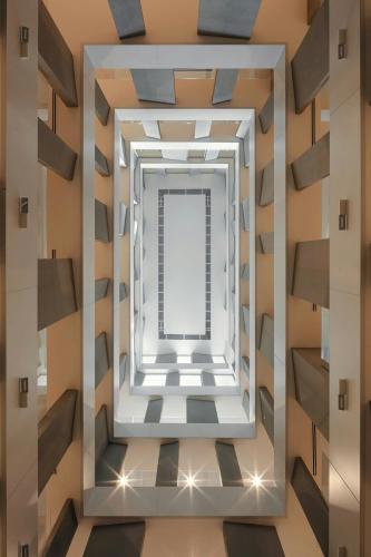 エレバンにあるCourtyard by Marriott Yerevanの天井のある窓付きの客室を望めます。