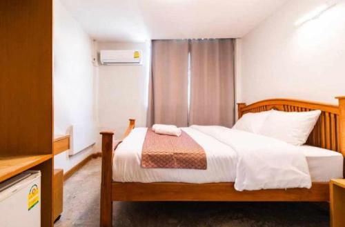 a bedroom with a bed in a room at XX GO INN Khaosan BKK The Grand Palace - โกอินน์ ถนนข้าวสาร in Bang Bua Thong Railway Station