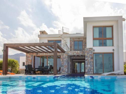 Бассейн в Luxurious villa with breathtaking seaview или поблизости