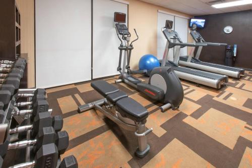 Fitness centrum a/nebo fitness zařízení v ubytování Courtyard by Marriott Albany