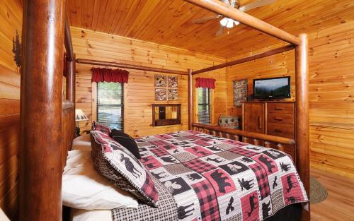 Postel nebo postele na pokoji v ubytování Hanky Panky - Romantic Retreat with Indoor Jetted Tub, Outdoor Hot Tub + Pool Table